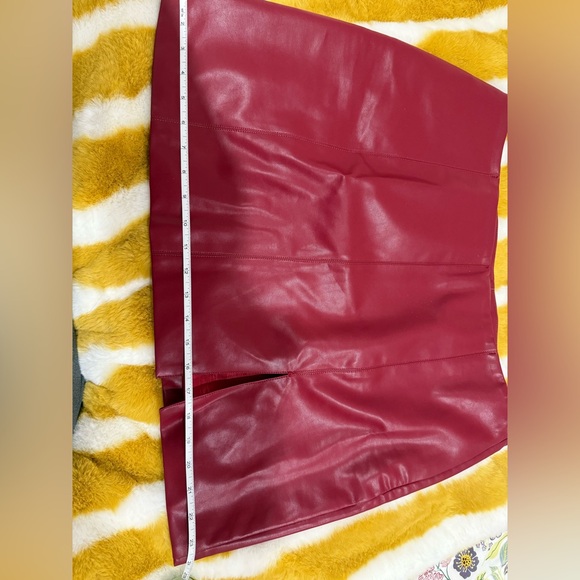 Lisa Says Gah Cherry Red Leather Skirt - Picture 9 of 9